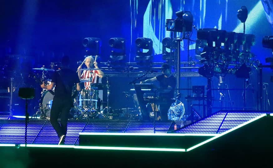 アトレティコ・マドリードさんのインスタグラム写真 - (アトレティコ・マドリードInstagram)「🔴⚪ ¡Los amigos de @muse tocaron varias canciones con nuestra camiseta! 🎶 🏟 ¡Un placer haber disfrutado tanto con vosotros en el @wandametropolitano! 🔴⚪ Our friends from muse wore our shirt during several tracks! 🎶 🏟 It was a pleasure to host you at the Wanda Metropolitano! 🔴⚪ Muse a fait vibrer le Wanda Metropolitano... avec le maillot de l’Atlético! 🎶 🏟 Quel plaisir de vous avoir reçu dans notre stade! #AúpaAtleti  #Muse #Concierto #WandaMetropolitano #SimulationTheory」7月27日 7時35分 - atleticodemadrid