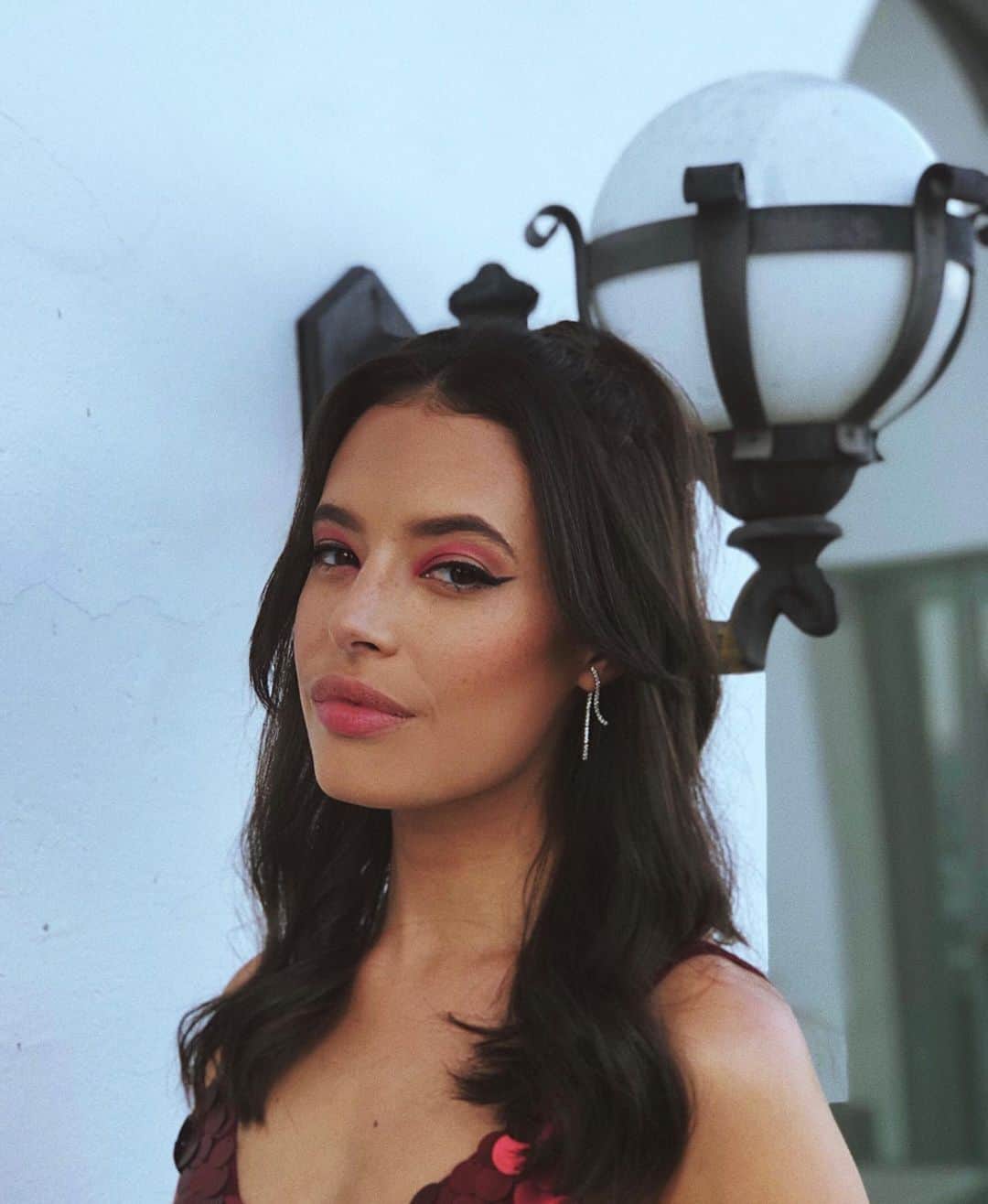 クロエ・ブリッジスのインスタグラム：「Caught a case of pink eye last night for the premiere of @therighteousgemstones which airs August 18 on @hbo (and is about to be your new favorite). Thank you @kerrieurban for hair and makeup and @mercedesnatalia for styling 💄」