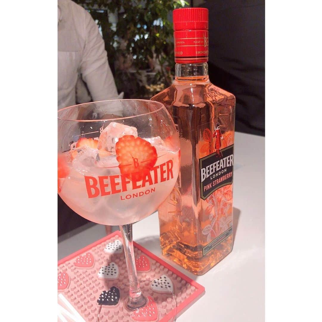 脊山麻理子さんのインスタグラム写真 - (脊山麻理子Instagram)「ピンクのジントニックBEEFEATER PINK STRAWBERRY 新発売を記念したLaunch Partyに行ってきました♡ゴルフ友達の杏奈ちゃんに会ったよ(=^ェ^=)いちごの香りと甘すぎないほのかな甘味がとても美味しいカクテル🍓ピンクのボトルもスライスした苺も可愛いし、スウィートに酔えそう♡ #ビーフィーターピンク #ビーフィーター #ジントニック#ピントニ#PR #BEEFEATER  #ピンク #PINK #ストロベリー #ピンクジン #ピンクトニック #PINKTONIC #GINTONIC #新しいジントニック」7月27日 13時06分 - mariko_seyama_milkpon