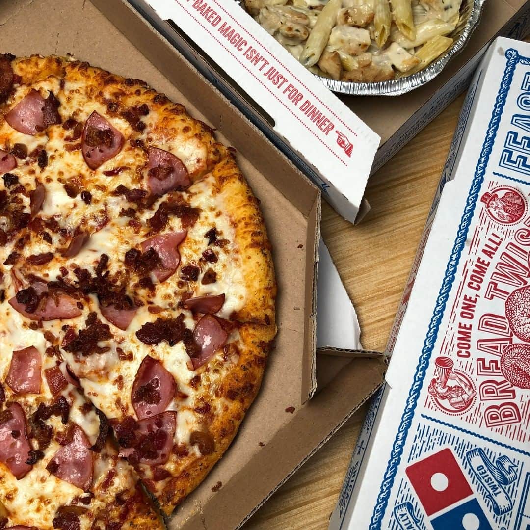 Domino's Pizzaさんのインスタグラム写真 - (Domino's PizzaInstagram)「Our idea of a 3-course meal. 🍽️ • • • • •  #pizzatime #weekend #dinnergoals #fridayplans」7月27日 7時45分 - dominos