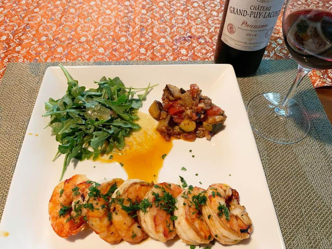 Monday満ちるさんのインスタグラム写真 - (Monday満ちるInstagram)「I’m sure there are a million better wines suited with these gorgeous garlic-butter sautéed large shrimps but one thing my mother has taught me is to f*ck the rules, drink what you want. I felt like a good red. #rulebreaker #notaboos」7月27日 7時38分 - mondaymichiru