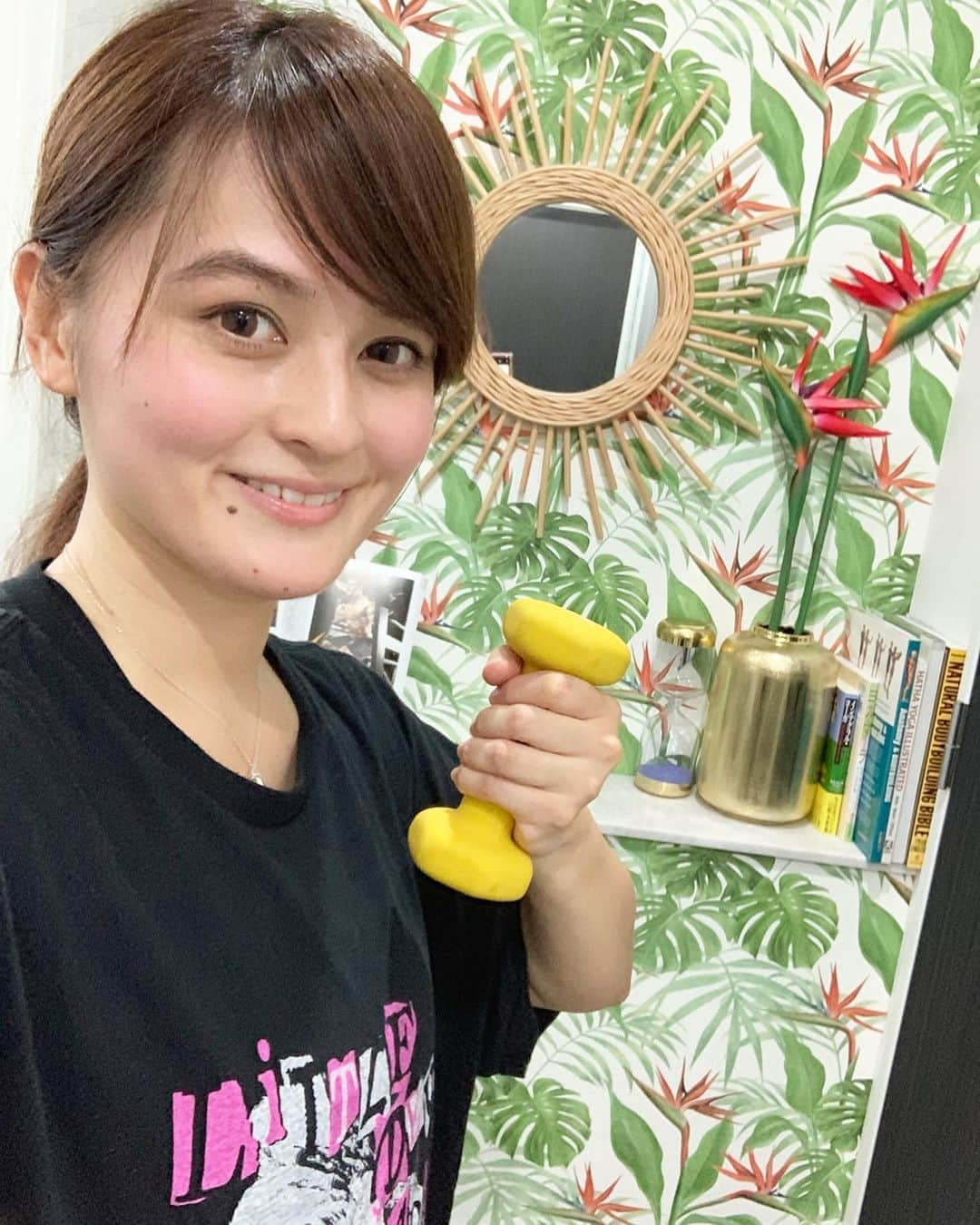 奥山夏織さんのインスタグラム写真 - (奥山夏織Instagram)「また美人トレーナーの亜矢子さん(@ayako.inada)にトレーニングしていただきました😂💓美人にスパルタされるのってこんなにいいんですね笑(私の希望でなるべくスパルタにしてもらってます笑) ・ 今回は自重を使ったトレーニングがメインで絶賛筋肉痛なうです笑でも日常生活の中で筋肉痛ってあんまりないから嬉しい✨ ・ ちなみに今回はハワイをイメージした内装もムービー📽をご紹介❣️実はハワイにもジムがあるらしく、ハワイの電話番号が808で始まるので、そこから実は名付けられているらしいです🙋‍♀️ ・ 綺麗で可愛いジムでみっちり鍛えていただきました❣️(@studio808tokyo) ・・・ #studio808tokyo #808tokyo #パーソナルトレーニングジム #原宿パーソナルトレーニング #ダイエット #ボディメイク #女性トレーナー #元オリンピック選手 #新体操 #稲田亜矢子 #美姿コーディネーター #美女トレ #美人トレーナー」7月27日 7時41分 - okuyama_kaori