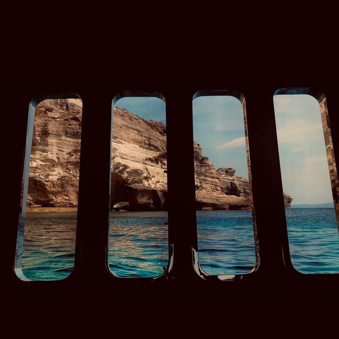 カロリーヌ・ド・メグレのインスタグラム：「🖤⚓️」