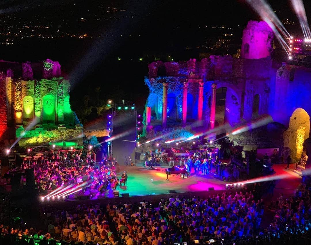 ジョン・レジェンドさんのインスタグラム写真 - (ジョン・レジェンドInstagram)「Last night we played with a full orchestra at the 3000-year-old Greek theater in Taormina, Sicily.  Such a magical experience!  Thank you, Taormina!」7月27日 7時51分 - johnlegend