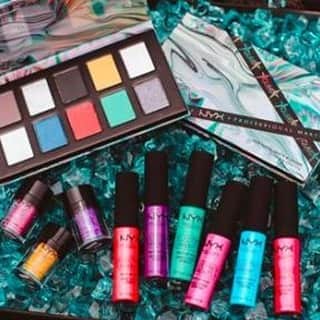 NYX Professional Makeup JPのインスタグラム：「【今日から表参道原宿店で限定発売 ✨ 】 メイクを愛するメイクアップジャンキーのみんなに使ってほしい 😆  @ageofaquaria がビューティーブランドとコラボするのはNYX Professional Makeupが初めて 😎  想いがつまったパレット #クイーンアクアリアパレット を使ったメイクを投稿してね❤️ . #ダイバーシティ #LGBT #レインボー #シャドウパレット #メイクアップ #カラーメイク #コスメ好き #コスメマニア #コスメフリーク #コスメ好きな人と繋がりたい #海外コスメ #メイク好き #メイクマニア #使い切りコスメ #コスメレビュー #デパコス #プチプラ #cosme #makeup #makeuplove #nyxprofessionalmakeup #nyxcosmeticsjp #ageofaquaria #creativity #originality #Divercity #colorful #カラフル」