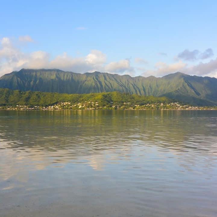 Luxury Cruise by Captain Bruceさんのインスタグラム写真 - (Luxury Cruise by Captain BruceInstagram)「早朝、沖から眺めるコオラウ山脈。⁠ 💛💙💛この日も美しい朝の海でした⁠ ⁠ ⁠ ⁠ ⁠ #captainbruce #sandbar #kaneohe #hawaii #oahu #oahulife #ahuolaka #koolaumauntains #luckywelivehawaii #goodmorninghawaii #beautifulmorning #キャプテンブルース #天国の海ツアー #天国の海 #アフオラカ #ハワイ大好き #絶景 #朝の海 #日の出」7月27日 8時00分 - cptbruce_hi