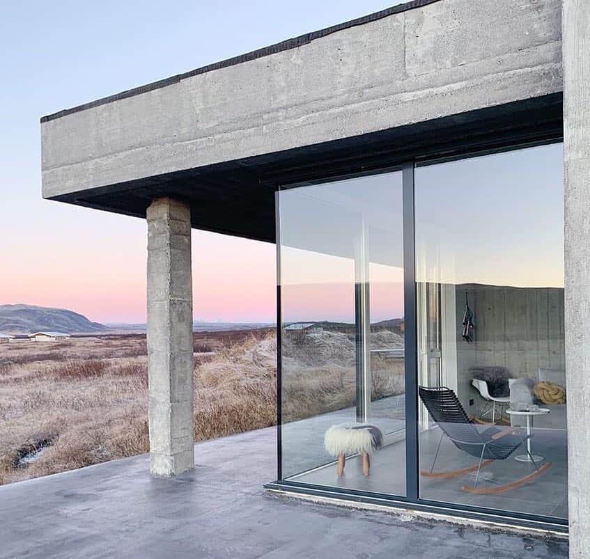 Airbnbさんのインスタグラム写真 - (AirbnbInstagram)「Berglind’s minimalist house proves that a stay along the Golden Circle can be just as memorable as the drive itself. The living room’s glass walls let you watch the ever-changing light and weather while you’re snuggled up by the fire. The show doesn't end with sunset—this time of year, the sky stays lit all night.  Photo: @chantzchan」7月27日 8時03分 - airbnb
