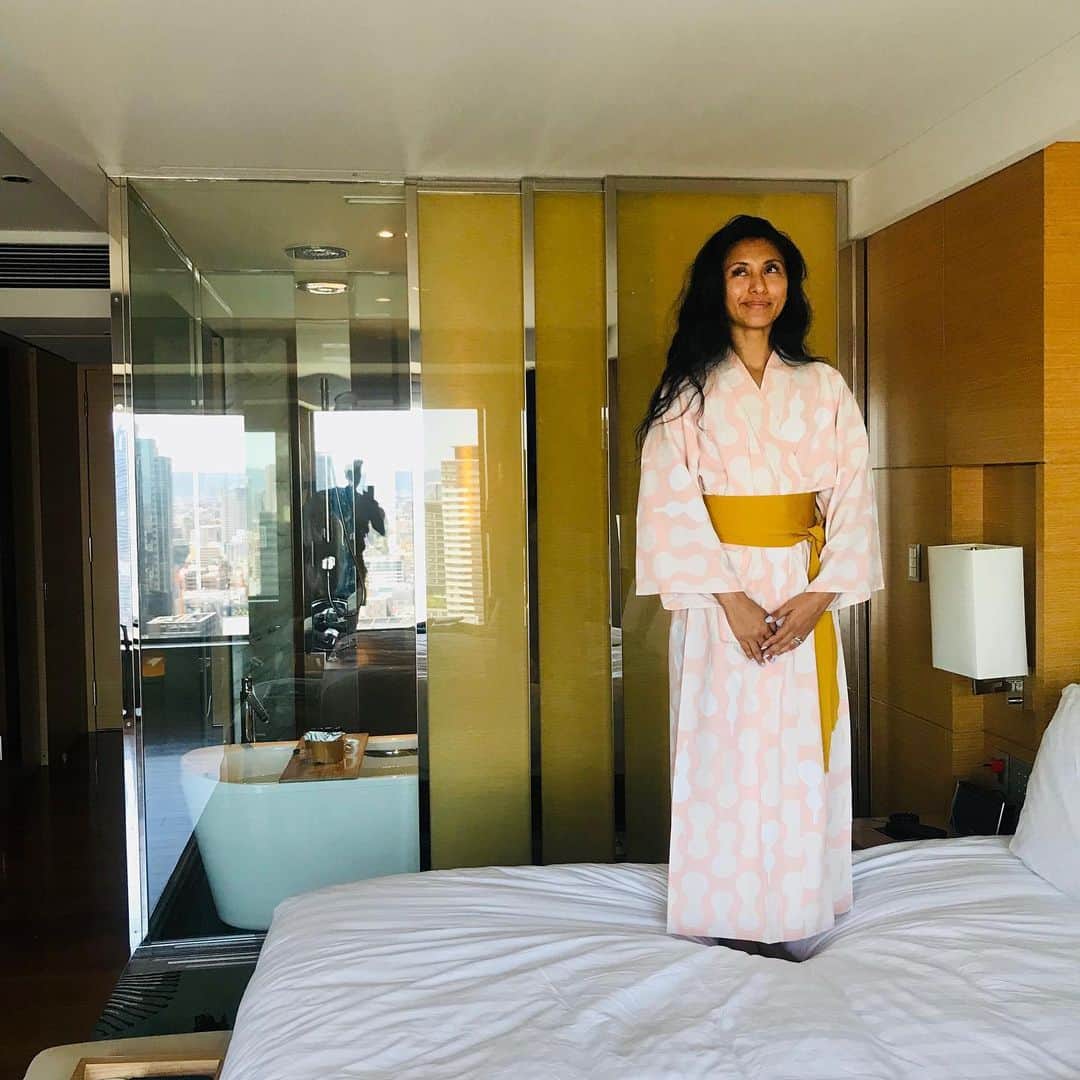 シェネルのインスタグラム：「Tryna be cute and stuff. Wish I freakin brought this yukata outfit home. It’s so cute! . . . #osaka #hotelbordem #hotelphotoshoots #japan #chenelleworld」