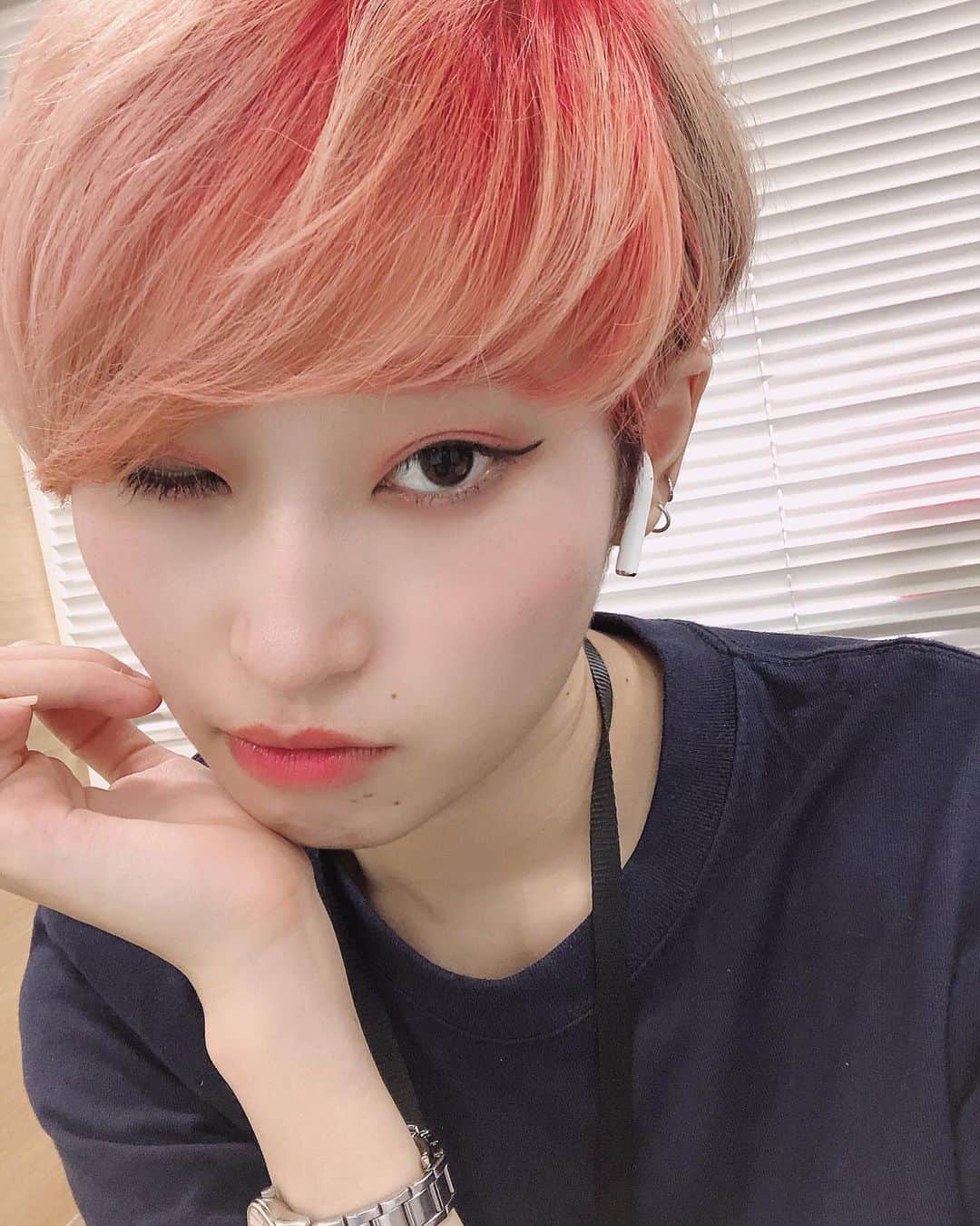 のインスタグラム：「耳からうどん生やしてる。 . . . #ショーモデル #撮影依頼募集中 #跳ね上げライン #selfie #shorthair #ピンクアッシュ #sexybaby #白肌 #ゆるふわパーマ #ショートヘア #ベリーショート #サロンモデル #sunglasses #大人かわいい #アッシュ #ツヤ肌 #pinkhair #airpods #ヘアアレンジ #シンプル #genderless #サロンスタイル #美容師さんと繋がりたい  #いいね返し #いいねした人全員フォローする #いいね返しは絶対 #followforfollowback #l4l #いいねした人で気になった人フォロー #fff」