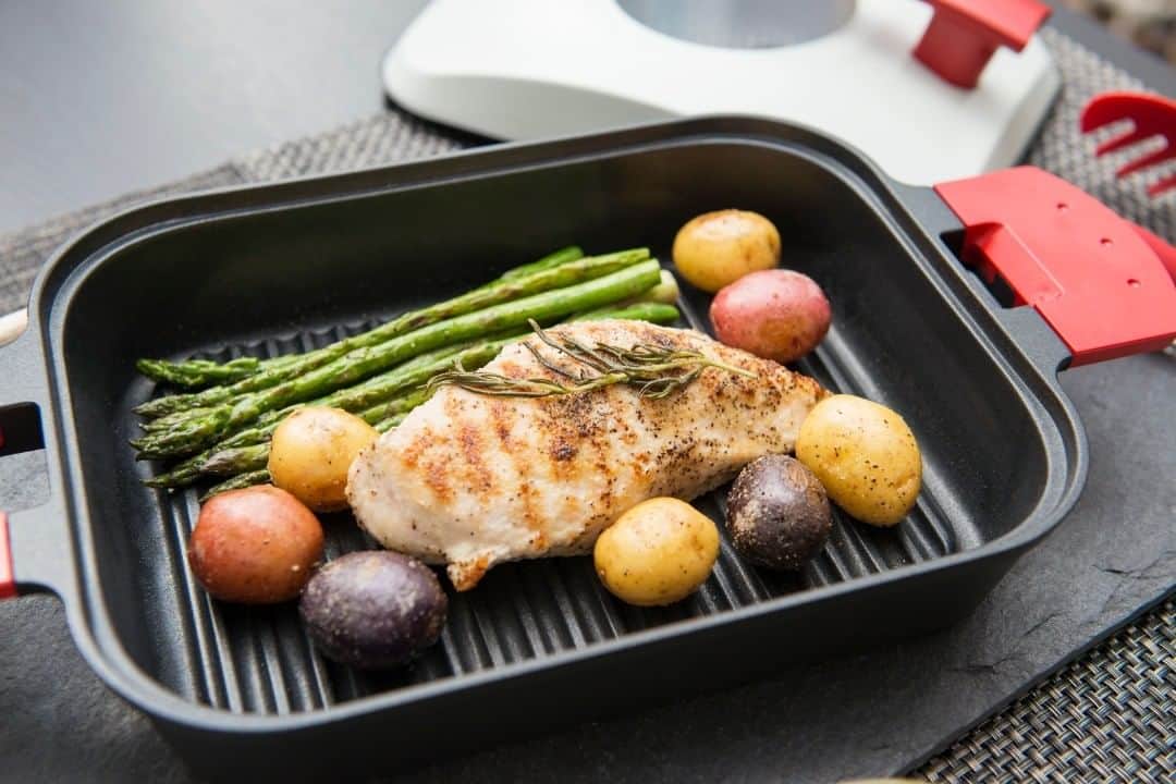 UchiCookのインスタグラム：「Perfectly Juicy Grilled Chicken Breasts are easier to achieve than you think! Use your Steam + Grill to ensure you get perfectly cooked, incredibly juicy, seasoned just-right chicken breasts every single time. 🙌  Don't have a Steam + Grill? Check out all the varieties we have on our website ⟶ www.uchicook.com/shop ♨ — #uchicook #steamgrill  #homechef #stainlesssteel #kitchenware #kitchenutensils #cookware #easyrecipes #grilledchicken」