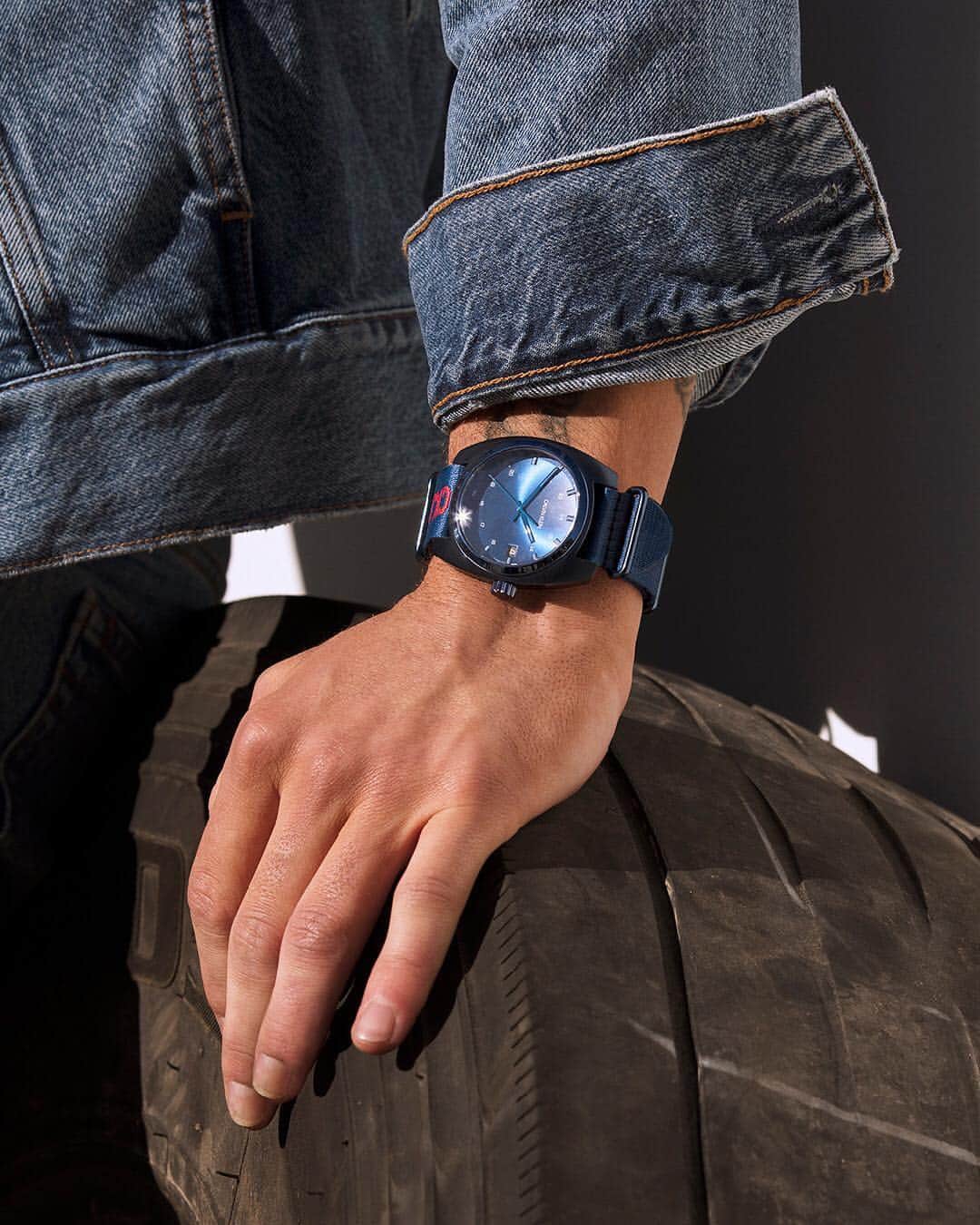 Calvin Kleinさんのインスタグラム写真 - (Calvin KleinInstagram)「Finishing touches⌚️ show off your #Friday style in our Achieve watch from the Spring/Summer 2019 #CALVINKLEINJEANS Watches + Jewelry collection. #MYCALVINS ⠀⠀⠀⠀⠀⠀⠀⠀ Shop now at calvinklein.com Achieve Black Nato Blue Watch [US]  Watch – Calvin Klein Achieve [EU]」7月27日 8時28分 - calvinklein
