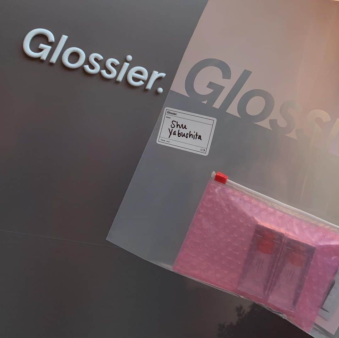 のインスタグラム：「Yeah~ we look good cuz of Glossier haha : : : 可愛いクリームチーク手に入れた🧚‍♀️ #nyc  #ニューヨーク #soho #glossier  #cosmetics」