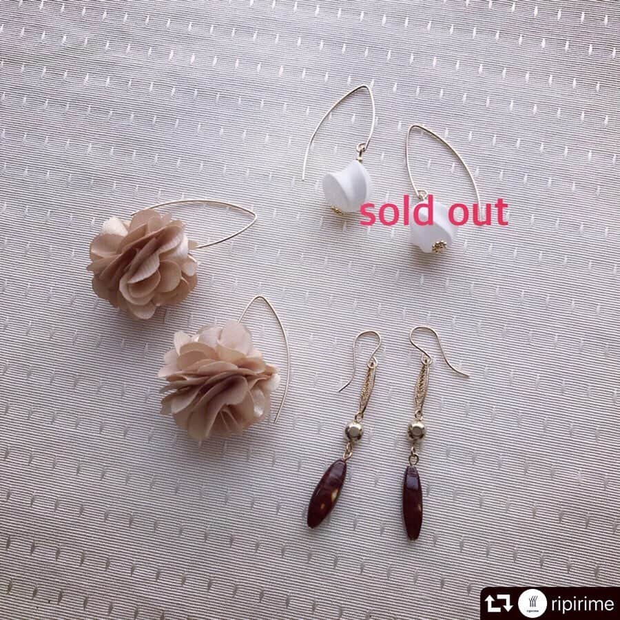 睦のインスタグラム：「私が作る リメイクアクセサリー @ripirime 。  14kgfシリーズ。  お花のモチーフや、 とても 華奢なモチーフで。  スクイーズされて 白のパーツも 生クリームみたいで 可愛かったです。  各¥2,500。  #ピアス #pierce  #14kgf  #14kgfピアス  #flower  #白  #ホワイト  #pinkbeige  #アクリル  #acrylic #アクセサリー #accessories #ピンクベージュ  #ヌーディピンク  #ハンドメイド  #handmade  #handmadeaccessory  #handmadejewelry #nudypink  #white  #orangepink  #夏  #summer  #nudy  #リメイク  #remake  #一点物  #onlyone  #reborn  #生まれ変わる」