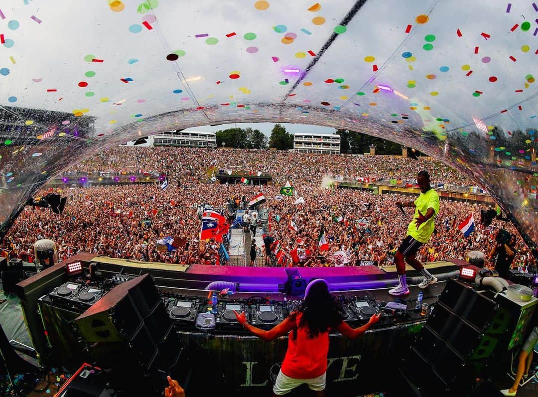 サネリー・ジェームズのインスタグラム：「This view never gets old!  THANK YOU so much @tomorrowland. 🇧🇪 ♥️」