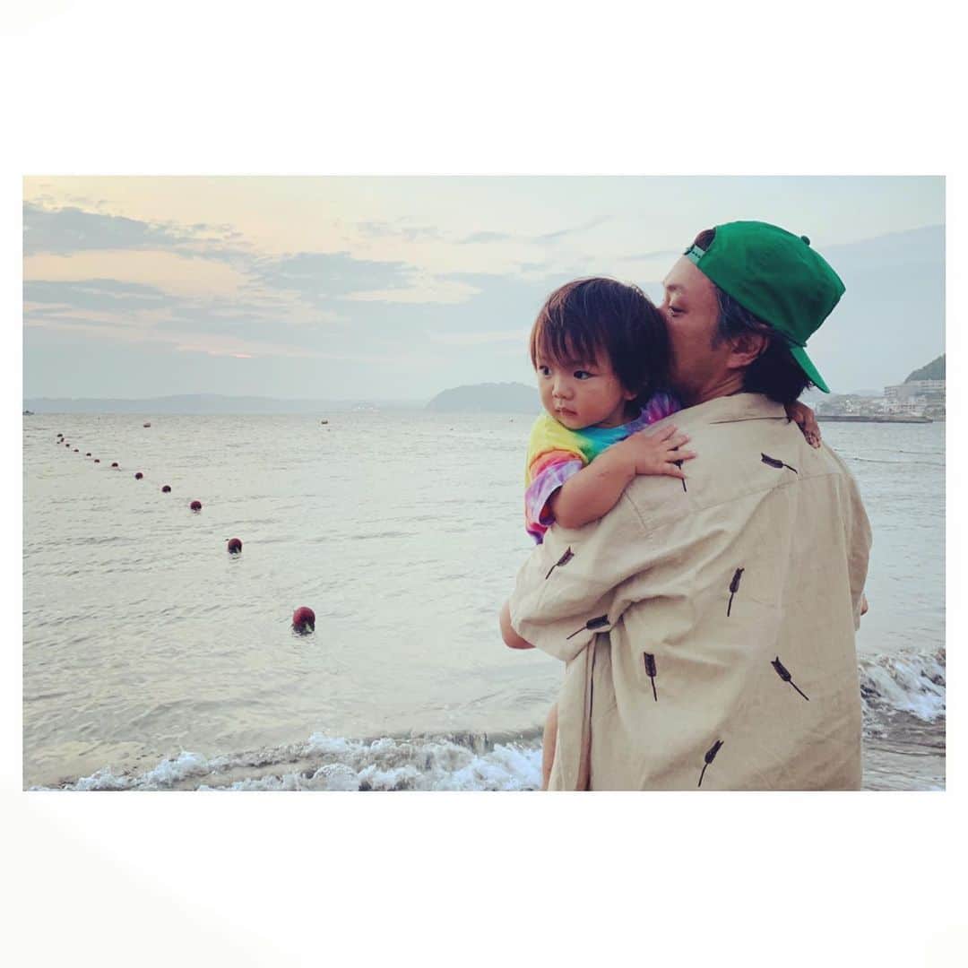 のインスタグラム：「夏の始まり。  家族、友人達と森戸へ。  葉山の花火は  懐かしい夏休みの匂いがした。  蚊取り線香の香りの中、  スイカにかぶりつくあの感じ。  または停電の夜みたいな  静かなワクワク感。  ばったり逢えた坂本美雨ちゃんが  写真を撮ってくれました。@miu_sakamoto  ありがとう！」