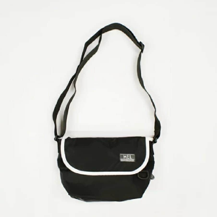 MEI(メイ) のインスタグラム：「•﻿ •﻿ ▶MINI MESSENGER 別注色◀ ﻿ ﻿検索🔍mei-web-190019  web限定!!!のメッセンジャーバッグ◈◈ シンプルなデザインのため、 いろんなお洋服に合わせていただけます◎ お友達やカップル、ご夫婦、親子で お揃いもいいかも♬♬ MEIのアイテムは全品﻿ 送料無料🚚🚚﻿ ﻿ ﻿ 数量限定ノベルティも﻿ 今ならまだ間に合いますよ🚩﻿ ﻿  #mei #mei_bag #meibag #bag #fes #camp#event #バッグ #フェス #キャンプ #公園 #shoping #chillout #picnic #ピクニック#outdoor  #アウトドア#登山#帽子#キャップ#cap#メンズライク#旅行#メッセンジャーバッグ#ショルダーバッグ#おそろい」