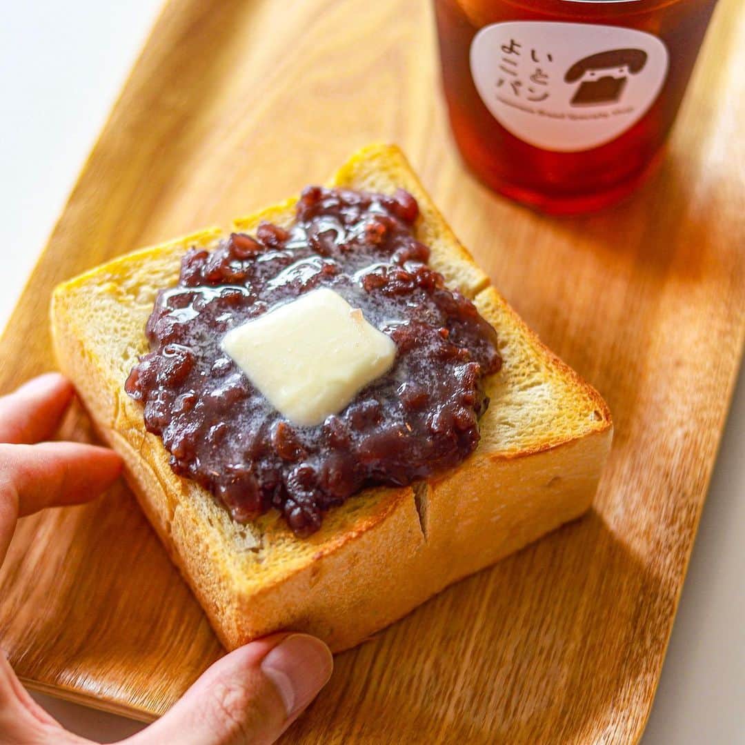 きょん。さんのインスタグラム写真 - (きょん。Instagram)「. .  よいことパン  よい子がパンを 今にもかぶりつこうとしている 絵がなんともほのぼの。  よい子の真似して 熱々で厚々な あんバタートーストを 店外で豪快に いただきやした🤤🍞 #よいことパン #breakfast#nagoya#coffee」7月27日 9時11分 - kyon_tokiiro