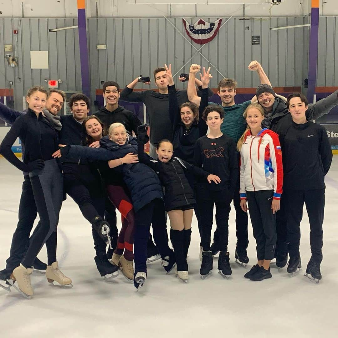 ニコラス・バックランドのインスタグラム：「The life of a coach involves trying to keep everyone focused and serious during training..... emphasis on ‘trying’. Looking forward to Lake Placid next week with the team! #icedance #teamwork #building @pennycoomes」