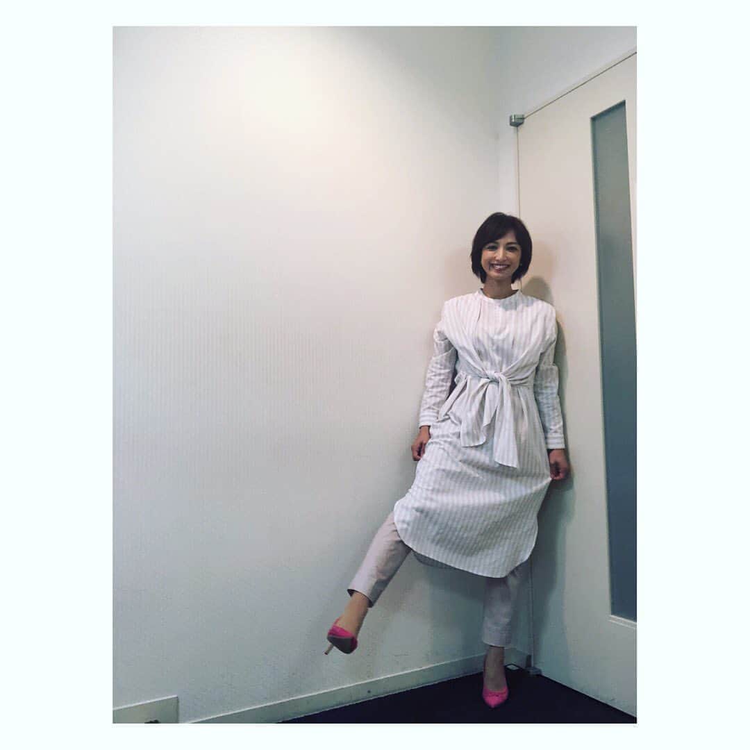 望月理恵さんのインスタグラム写真 - (望月理恵Instagram)「今日のズムサタ衣装✨  靴がピンクなんですよ、 ポーズです。  #ズムサタ#衣装 #観てくださりありがとうございました」7月27日 9時15分 - mochiee28