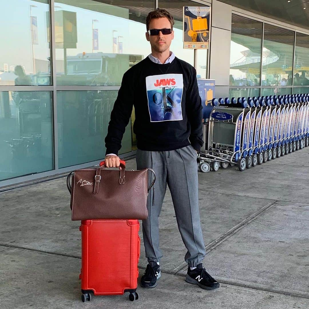 ブラッド・ゴレスキーさんのインスタグラム写真 - (ブラッド・ゴレスキーInstagram)「I get cold on airplanes✈️ ❄️You’ve been cute NY! Back to LA!  Sweatshirt @calvinklein  Shirt @amiparis  Pants @barenavenezia  Sneakers @newbalance  Suitcase @jenatkinhair x @calpak  Bag @bally  Sunglasses @kimkardashian x @carolinalemkeberlin」7月27日 9時18分 - bradgoreski