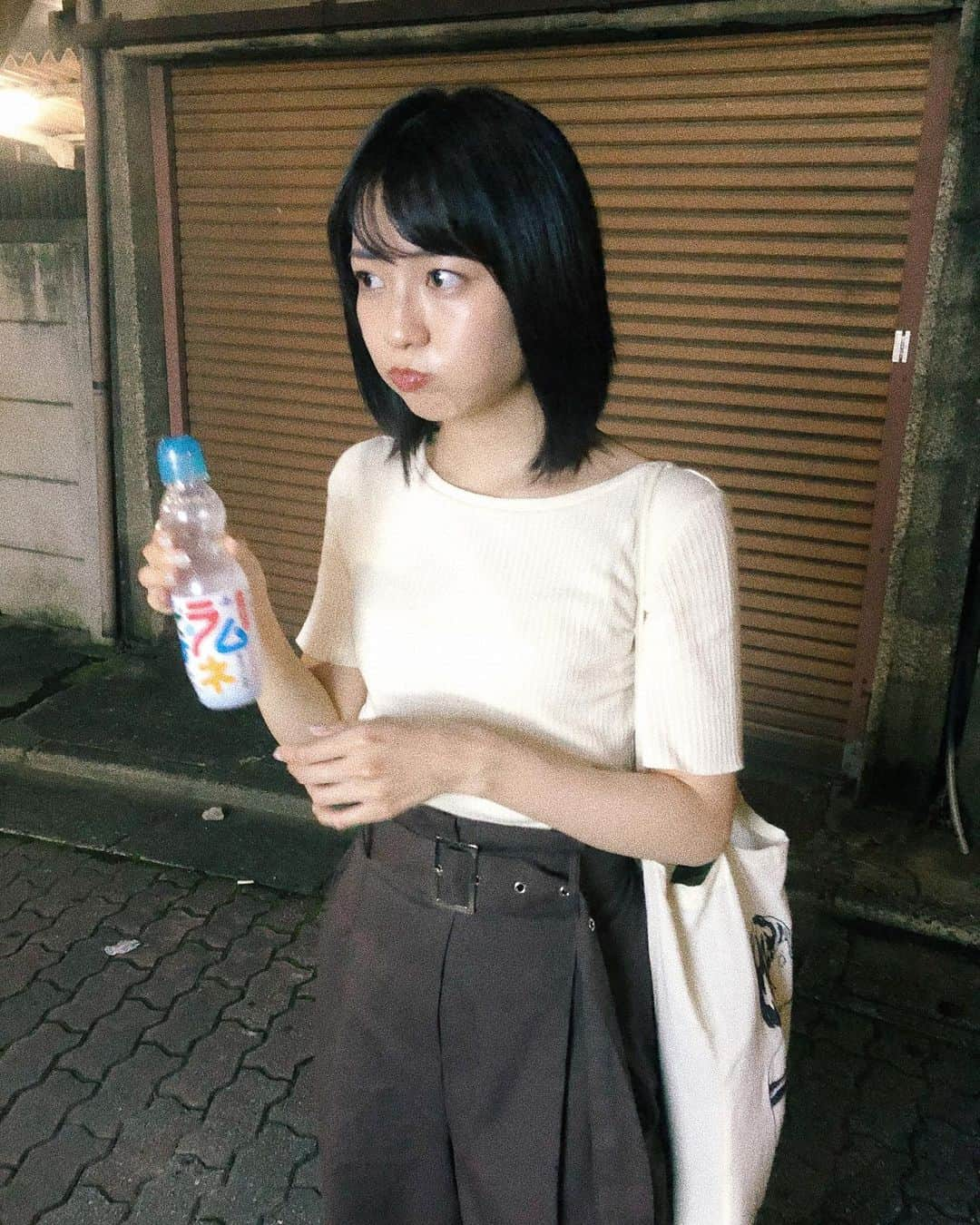 小島梨里杏さんのインスタグラム写真 - (小島梨里杏Instagram)「しゅわしゅわにやられた人。 はいだめー🙅🏻‍♀️ . #ラムネ #ラムネですよ #飲み方間違えた #しゅわしゅわ辛かった笑 #珍しくたくさん #連写してくれた #親友は #最近涙もろくて #愛おしい #いつも笑顔で #癒される #すき . こちら一旦撮影おわりの午前９時前。台風が来そうな風を置いて現場を離れるのであった。🌬 . みんなはいってらっしゃい、かな？ お仕事？おやすみ？どこにゆくのー？ 質問攻め笑 今日もふぁいとー！🍀」7月27日 9時23分 - r_riria