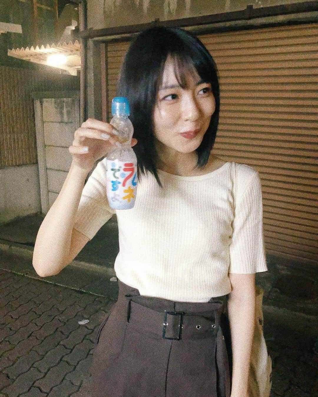 小島梨里杏さんのインスタグラム写真 - (小島梨里杏Instagram)「しゅわしゅわにやられた人。 はいだめー🙅🏻‍♀️ . #ラムネ #ラムネですよ #飲み方間違えた #しゅわしゅわ辛かった笑 #珍しくたくさん #連写してくれた #親友は #最近涙もろくて #愛おしい #いつも笑顔で #癒される #すき . こちら一旦撮影おわりの午前９時前。台風が来そうな風を置いて現場を離れるのであった。🌬 . みんなはいってらっしゃい、かな？ お仕事？おやすみ？どこにゆくのー？ 質問攻め笑 今日もふぁいとー！🍀」7月27日 9時23分 - r_riria