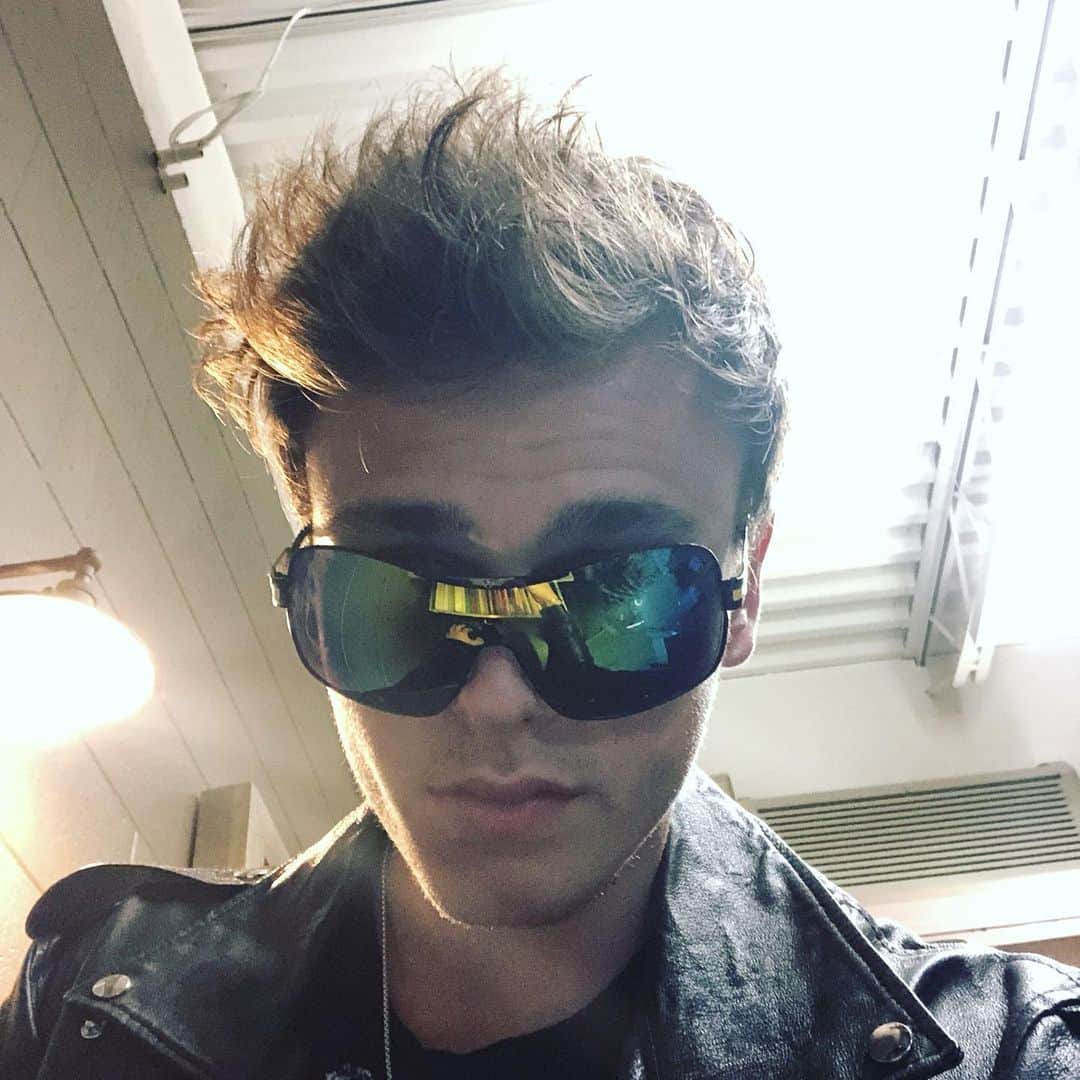 Jonahmaraisのインスタグラム：「woah look how cool i look #popstar #2019 #iminwhydontwe #swag #sicknasty」