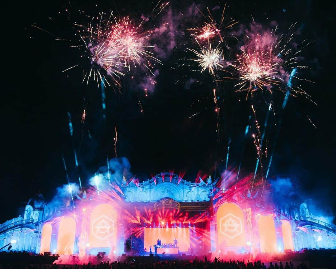 ドン・ディアブロさんのインスタグラム写真 - (ドン・ディアブロInstagram)「Speechless! The first HEXAGON stage at Tomorrowland was EPIC today! So much ❤️ and one big FAMILY #Future #Hexagonians」7月27日 9時49分 - dondiablo