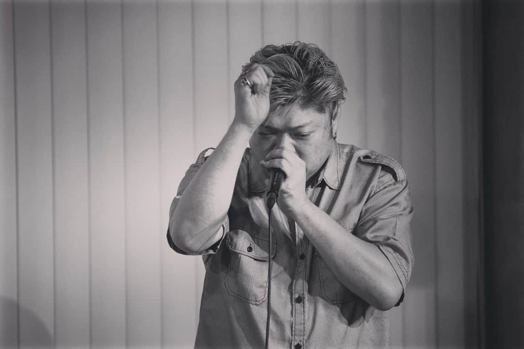 レイヤマダさんのインスタグラム写真 - (レイヤマダInstagram)「2nd stage🌚 この日 外は台風で、曲間に聞こえてくる大粒の雨音が心地よかった。「神の雫」を歌い終えた時の雷鳴は、予定されていたSEのようだった！⚡️ #宮崎 #小林 #ライブ #miyazaki #live #レイヤマダ #satsuki #mal」7月27日 9時52分 - rayyamada_dayo