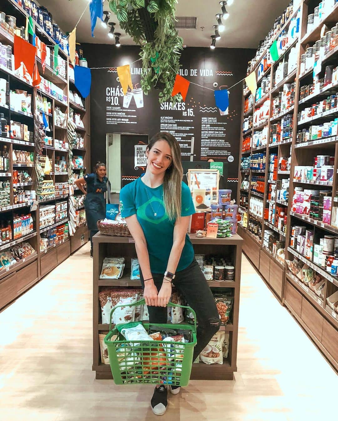 ナターリア・ガウジオのインスタグラム：「Ontem foi dia de renovar meu estoque de produtinhos naturais, suplementos e snacks na @fastnutristore!! Agora tenho tudo que preciso para levar pro Pan e pra conseguir manter minha dieta mesmo viajando!! Melhor loja da vidaaaa, com muitas opções incríveis de snacks saudáveis e suplementos, tudo que eu preciso encontro aqui!! E tenho uma SUPER novidade pra vocês... Meus seguidores vão ter de hoje 26/07 até dia 01/09 descontos de 5, 10 ou 15% em diversos produtos da Fast Nutri do Shopping Praia da Costa!! Pra ter o desconto basta mostrar esse post no ato da compra, corram pra aproveitar esse desconto maraa!! 😍🙌🏼🛍🛒🔝♻️❤️ #fastnutri #inlove #healthyfood #thebest #suplements #natural #healthy #lifestyle」