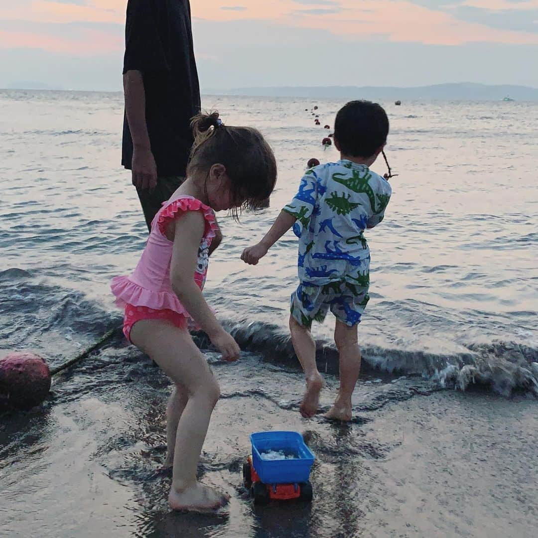 坂本美雨さんのインスタグラム写真 - (坂本美雨Instagram)「今年も #セコムとなまこ の夏物語 優しいユッケと、ふたり。 . 最後の動画のユッケと笹やんとテルちゃん 男たちがワケあって血のつながりのない子どもたちをみんなで育てている映画のようだったなぁ。 . #今日のなまこちゃん」7月27日 9時59分 - miu_sakamoto