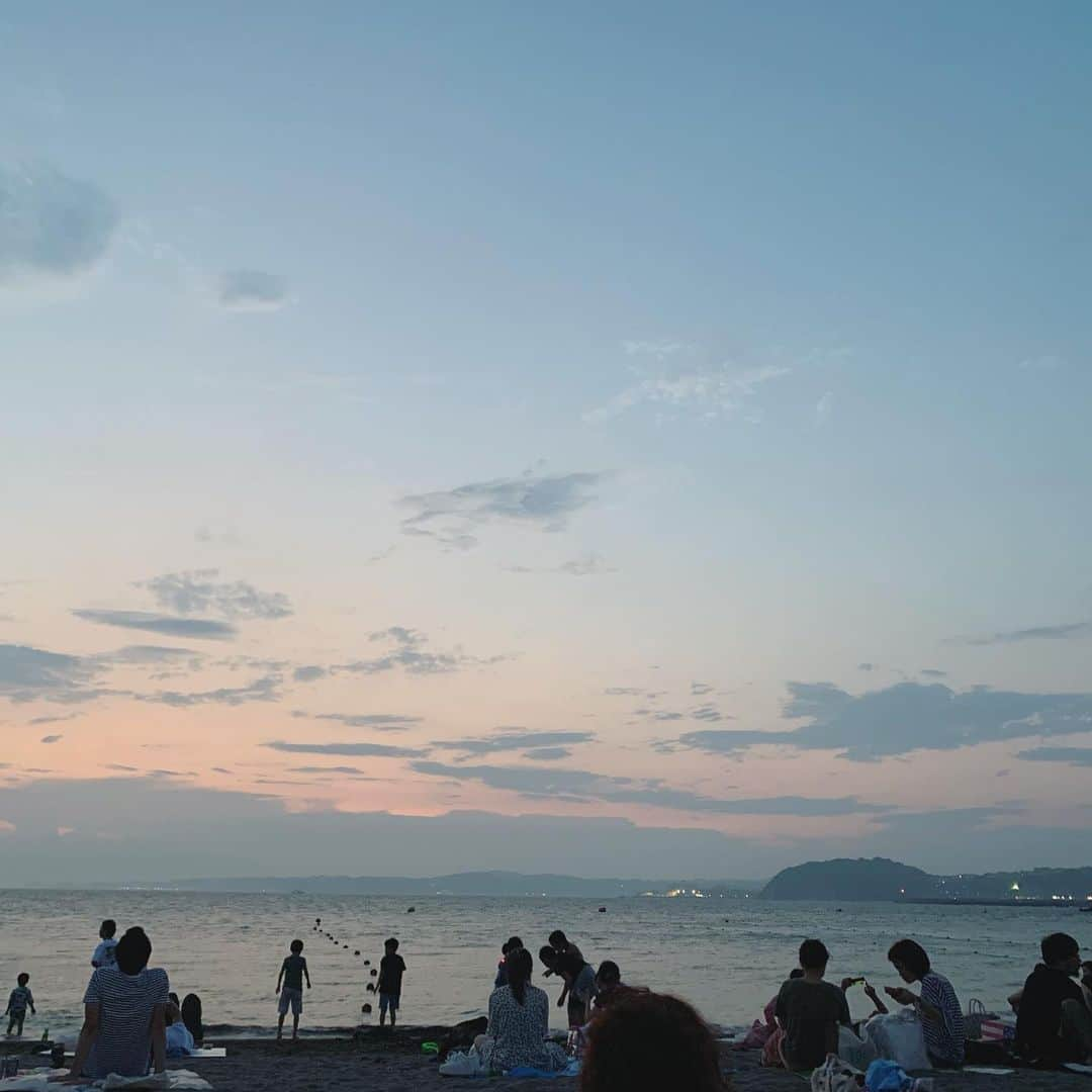 坂本美雨さんのインスタグラム写真 - (坂本美雨Instagram)「今年も #セコムとなまこ の夏物語 優しいユッケと、ふたり。 . 最後の動画のユッケと笹やんとテルちゃん 男たちがワケあって血のつながりのない子どもたちをみんなで育てている映画のようだったなぁ。 . #今日のなまこちゃん」7月27日 9時59分 - miu_sakamoto