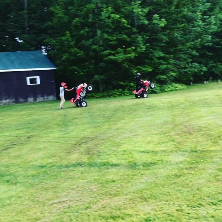 ジャクソン・ビーバーのインスタグラム：「Me and my boys 🏍 #play」
