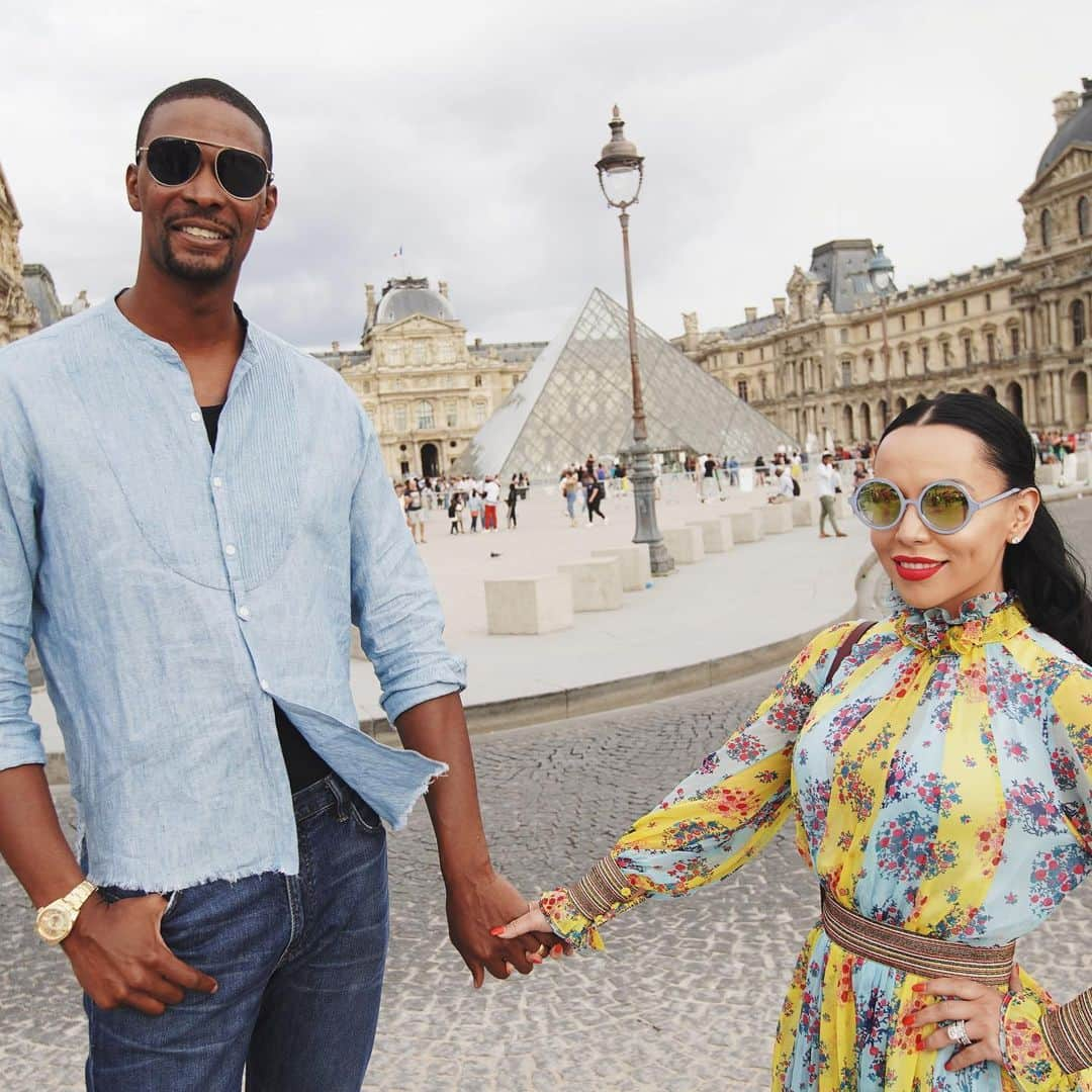 クリス・ボッシュさんのインスタグラム写真 - (クリス・ボッシュInstagram)「Love at the Louvre 🇫🇷 Tag your better half #BoshFamilyWorldTour #louvre #paris」7月27日 10時01分 - chrisbosh