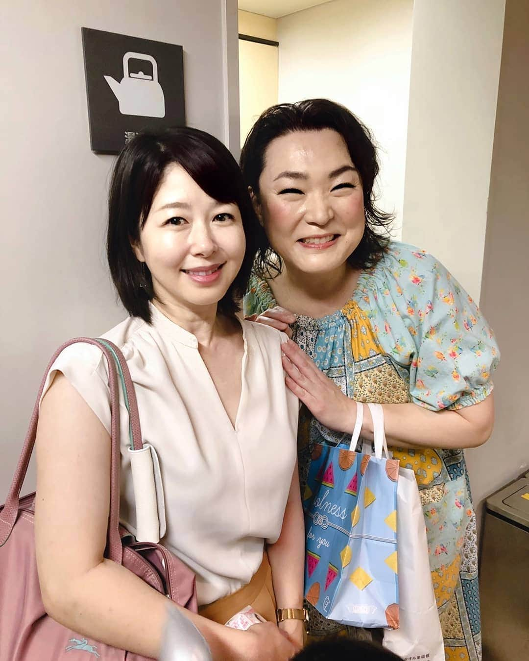 堀内敬子さんのインスタグラム写真 - (堀内敬子Instagram)「久保田磨希さんご出演の。 ピーターパンを息子と見て参りました❗  大人が見ても泣いちゃう作品だったことに、びっくり！  夏に親子で見るのにふさわしい作品。  久保田さん演じるライザは、全てを包み込む包容力で、素晴らしかったです😃  息子は。 写真の下で、ロビーで買った刀を持って暴れてます。。 少しだけ見えてる！  息子は、久保田さんの娘さんに、妖精の粉をもらって、大満足。  途中で出演者が客席に降りてきて、みんなと手をタッチしてくれるのですが。  息子「どうして海賊のひとが、タッチするの？」 作品中、怖い感じだったのに、ニコニコして、タッチするのが不思議だったみたい。。 彩の国では28日まで。 そのあと、川崎、名古屋、大阪、富山。  お近くの方は是非！  私、チコちゃんに、またもや出演させてもらいました。嬉し。 いつ出演するかわからず。 お知らせがいつも遅くなっちゃうの。 ごめんなさい。 私は、たまたま、見たのです🎵  #ピーターパン #彩の国さいたま芸術劇場  #久保田磨希」7月27日 10時01分 - horiuchi_keiko