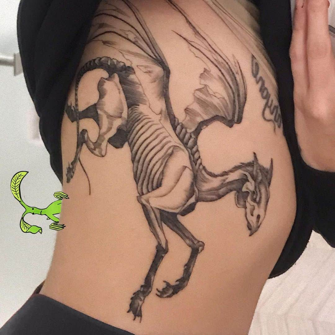 ミランダ・イバネスさんのインスタグラム写真 - (ミランダ・イバネスInstagram)「Tatuaje hecho por @la.van_pira 🖤  Un thestral es una variedad de caballo alado con un cuerpo esquelético, rostro de rasgos reptilianos y unas alas de aspecto curtido que recuerdan a las de un murciélago. Son nativos de las islas británicas e Irlanda, aunque se han visto en partes de Francia y la Península Ibérica.  Debido a su clasificación XXXX, sólo los magos más experimentados deberían tratar de manejar éstas criaturas. Criarlas, así como poseerlas, puede ser desaconsejado o incluso ilegalizado sin la aprobación del Ministerio, de hecho, los magos que viven en áreas no protegidas contra los muggles están obligados por ley a realizar Encantamientos desilusiónadores en sus Thestrals con regularidad.  Un Thestral es también una posible forma corpórea del hechizo Patronus. ✨  #harrypottertattoo #thestral」7月27日 10時03分 - miranda_ibanez