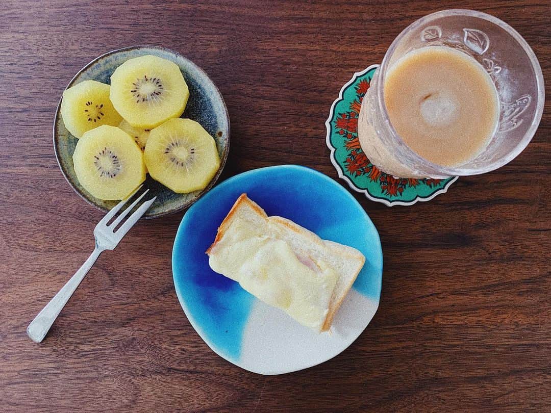 有末麻祐子さんのインスタグラム写真 - (有末麻祐子Instagram)「なんてことない朝ごはん。 朝はあんまり入らないけど なんかちょっとお腹すいたなって時の量はこんなもんです🤪」7月27日 10時08分 - mayukoarisue