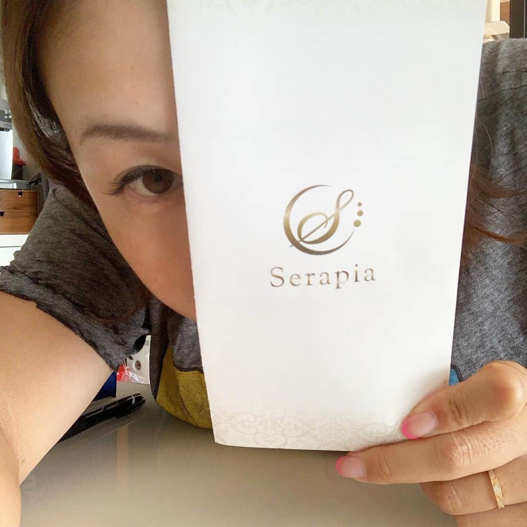 佐伯三貴のインスタグラム：「昨日私の地元の西条に新しくエステサロンができてるのを発見して行ってみました😊  東京で通っていたハイパーナイフやロミロミ、コラーゲンマシンなどなどメニュー豊富でテンション上がります😍💕💕 値段も凄くリーズナブルで感動しました😍  ハイパーナイフは筋肉にも凄くいいので肩こりや腰痛にも最適なんですよ😆  西条駅の近くなので是非興味のある方は行ってみてください🤗  店名Serapia ↓ @sera_pia ここから予約できます😙  ちなみに昨日は上半身とフェイシャルのハイパーナイフしてクールビタミントリートメントというパックをしました❤️ 本日お肌ツルツルです🤩」