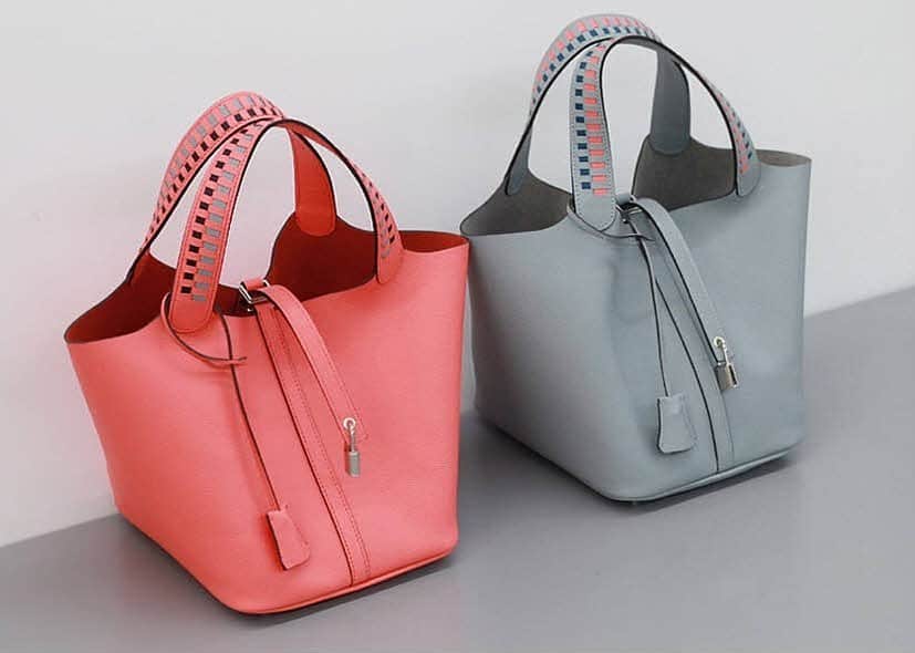 のインスタグラム：「ハンドルの柄がアクセント♪⁠⠀ ・⁠⠀⁠⠀⁠⠀⁠⠀⁠⠀ ━━★ NEW ITEM ★━━⁠⠀⁠⠀⁠⠀⁠⠀⁠⠀ 👜PREMIUM EPSOMトレサージュピコトート[8COLOR]⁠⠀ Item no： l1-90716⠀⁠⠀ ━━━━━━━━━━━━⁠⠀⁠⠀⁠⠀⁠⠀⁠⠀ ・⁠⠀⁠⠀⁠⠀⁠⠀⁠⠀ https://narusya.net/products/detail.php?product_id=8432⠀⁠⠀ ・⁠⠀⁠⠀⁠⠀⁠⠀ トーゴパターンのトートバッグラージサイズです。⁠⠀ ハンドルのディテールは高級感があり⁠⠀ ポイントにぴったりのアイテムです。⁠⠀ 鍵付きになっています。⁠⠀ ・⁠⠀⁠⠀⁠⠀⁠⠀ #バッグ #ハンドバッグ⁠ #トートバッグ #夏バッグ⁠⠀⁠⠀⁠⠀⁠⠀ #プチプラコーデ #大人コーデ #ママコーデ⁠⠀⁠⠀⁠⠀⁠⠀ #今日のコーデ #ナルシャ #narusya⁠⠀」