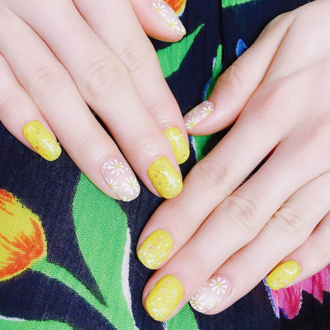 なかやまちえこさんのインスタグラム写真 - (なかやまちえこInstagram)「黄色とマーガレット #nail #nails #nailart #ネイル #美甲 #ネイルアート  #clou #nagel #ongle #ongles #unghia #japanesenailart #manucure #네일 #젤네일 #네일아트 #네일리스트 #japanesenails #manicurist #gelnails #yellownails #マーガレットネイル #マーガレット #marguerite #瀬戸あゆみ ちゃん PREGEL 113にクリアオーロララメコート きまぐれキャットピグメントハイリッチ 7601」7月27日 10時20分 - chiekonakayama