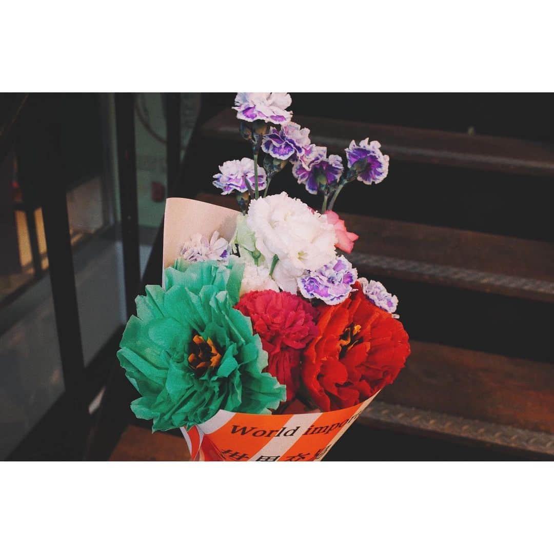 eriさんのインスタグラム写真 - (eriInstagram)「友達に包んだDONADONAの花に メキシコのペーパーフラワーもまぜまぜしてみた🌼🌹🌼🌹 #ドナドナトーキョー #DONADONATOKYO」7月27日 10時27分 - e_r_i_e_r_i