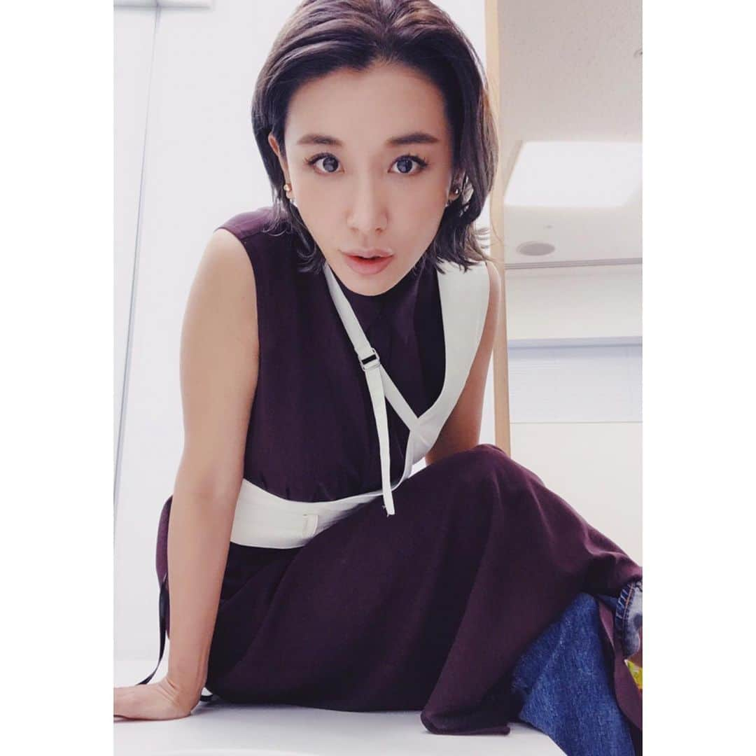 鈴木紗理奈さんのインスタグラム写真 - (鈴木紗理奈Instagram)「おはよ。 大阪へ。  新幹線の窓から見たら 関東は天気 中部は雨 関西は曇りやったで。 Have a good day❤︎ #outfit  ワンピース @antigravite_purple  デニム BED&BREAKFAST #紗理奈流styling」7月27日 10時38分 - munehirovoice