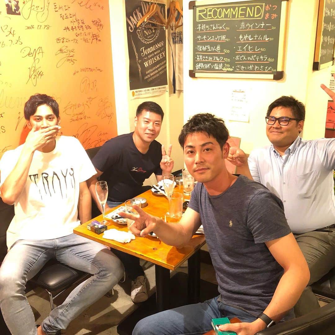 ダース・ローマシュ匡のインスタグラム：「謎の集まりに乾杯🍻」