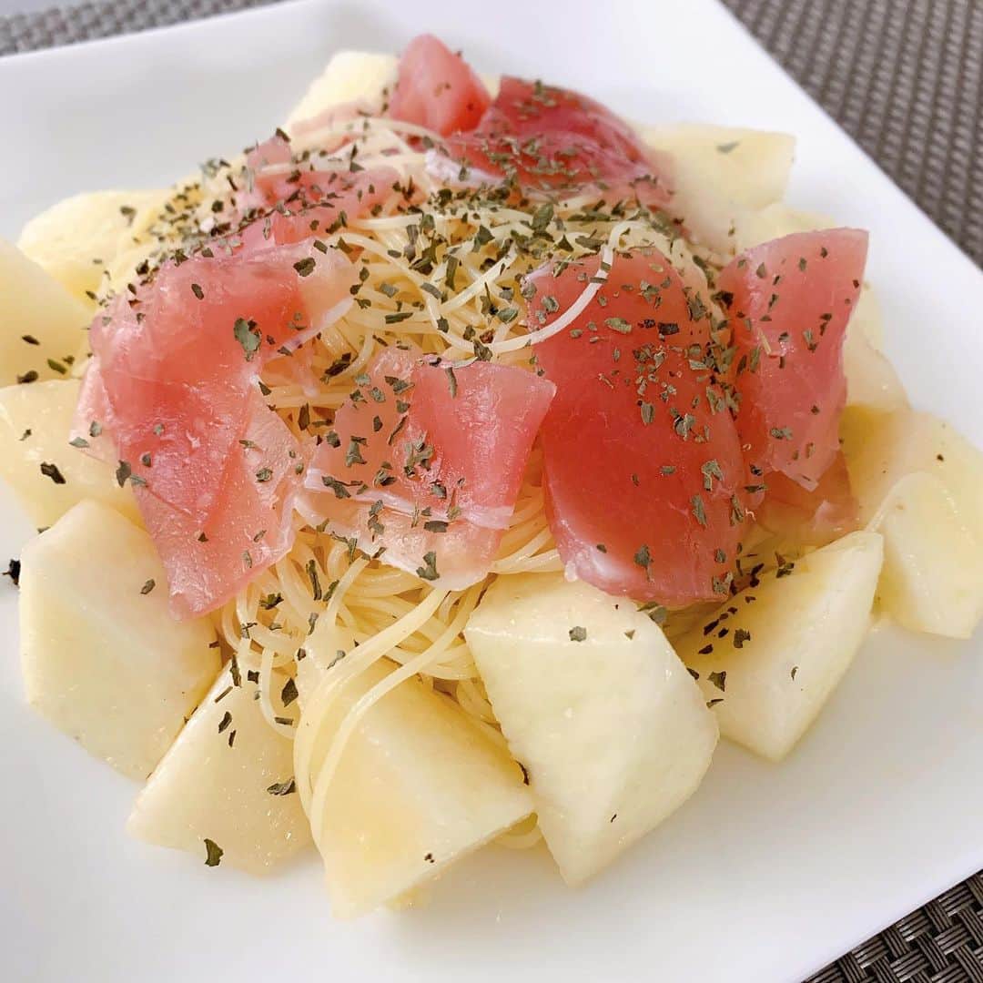 川嵜美佳のインスタグラム：「#saturday #brunch  #桃と生ハムのカッペリーニ  #peach #rawham #cappellini #favorite #instafood #homecooking #italian #love #fruits」