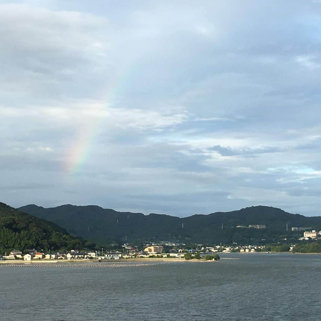 犬小屋??さんのインスタグラム写真 - (犬小屋??Instagram)「昨日、浜名湖入り。 虹🌈が、かかってました😊 #chihuahua  #ドッグラン #浜名湖レークサイドプラザ  #虹 #犬小屋 #チワワ #チワワ部  #チワワ多頭飼い  #ファインダー越しの私の世界  #ちわわ親バカ部  #ちわわなしでは生きていけません会」7月27日 10時47分 - tiwa1109