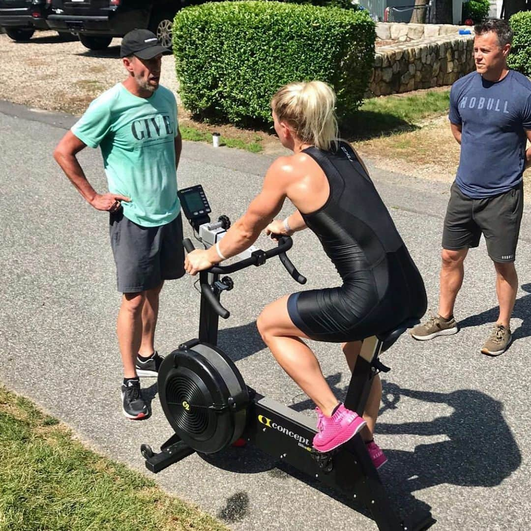 Katrin Tanja Davidsdottirさんのインスタグラム写真 - (Katrin Tanja DavidsdottirInstagram)「Our last big training session & it was all about fine tuning! 👌🏼☀️ - Feel like the luckiest girl in the world to get to be coached by these two! 💥❤️👊🏼 // 6 days out. - @benbergeron @comptrain.co @hinshaw363 @aerobiccapacity」7月27日 10時48分 - katrintanja