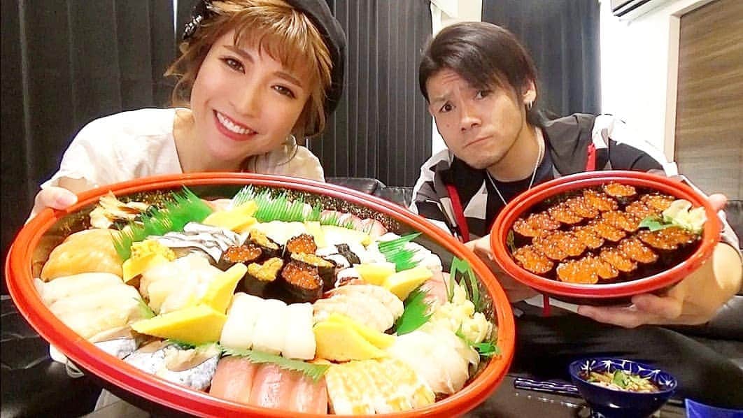 石関友梨のインスタグラム：「YouTube！谷やんとあの恋の真相話…◆コラボ動画です‪⸜( •⌄• )⸝‬ #ゆりもり #谷やん#大食い #福岡 #味噌汁 #恋バナ #谷やますんの手料理 #寿 #いくら#おにぎり #サーモン #気まぐれクック  #MAX鈴木 #ロシアン佐藤 #もえあず #プロフィールからYouTube飛べます」