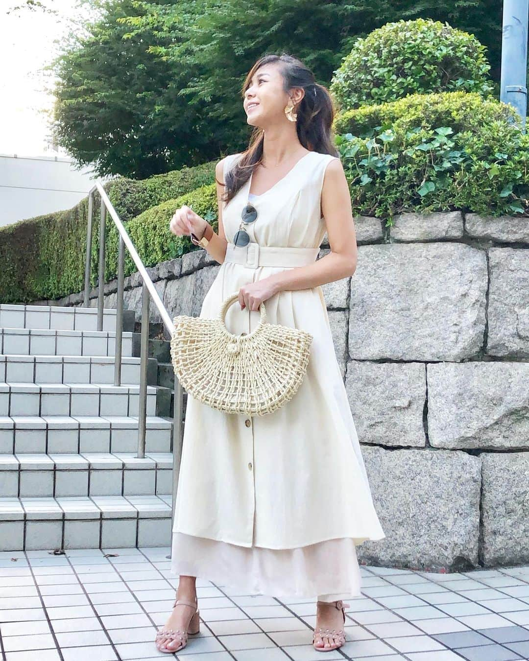 若尾綾香さんのインスタグラム写真 - (若尾綾香Instagram)「☆ 万能ワンピース👗🌼 カジュアルにも、綺麗目にも、羽織りにもなる優秀。 蒸し暑いからワンピースに手が伸びがちな私🐠・. 猛暑の、、夏が来るぅー♫笑 one-piece #roomys  @roomys_official  skirt #lagunamoon  bag #fifth shoes #PRADA . スチームアイロンかけてから着ると 清潔感でて高見えするよ💠 一手間が大事ね♡ . #modecasual#casualfashion#coordinate #summerfashion#fashion#ootd#大人コーディネート#大人ファッション#きれいめコーデ#大人カジュアル#カゴバッグ#変形トップス#リネンワンピース」7月27日 10時42分 - ayaka_wakao