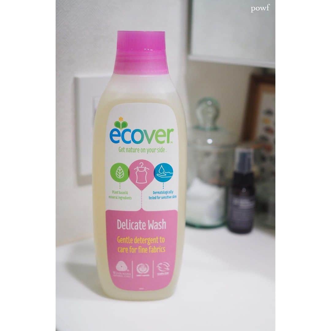 anemone_69のインスタグラム：「. ついでに、 ①おしゃれ着洗いと ②食器用洗剤 は #ecover #エコべール を愛用中。 . 食器用洗剤と 百均で買ったウェットティッシュの 色合いが偶然一緒だった✴︎ . . .」
