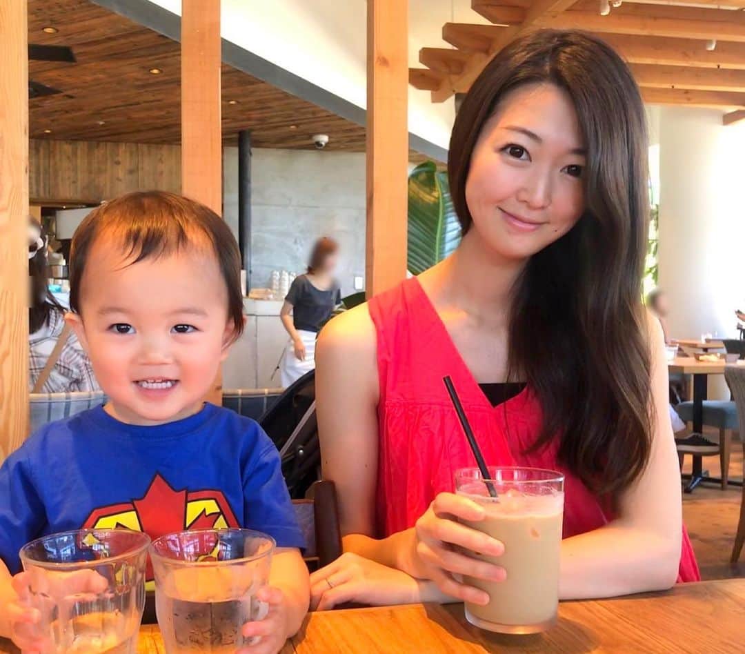 のインスタグラム：「我が家の息子、気がつけば#1歳10ヶ月 👶 つい最近までずっとお熱が下がらず、更には中耳炎にもなってしまい。。 1歳半までほとんど熱など出したことがなかった👶ですが、4月に突発性発疹になって以来月1ペースで必ず発熱😭 今回は熱ある割には遊んでるしご飯食べるし大丈夫かなー？と思いきや1週間以上夜の発熱＋咳鼻水で中耳炎にもなってしまい機嫌が最悪に😅 先月まではまさかの私も毎月風邪をうつされるという月の半分は親子どちらか風邪ひきという悪循環だったので、、健康って本当大事〜😭❤️❤️ 7月頭は私が咳風邪で始まったのに、後半2週間は息子の風邪で締めくくり🤧笑 来月からは健康促進月間にしよう😂健康に夏を満喫するしかない🎇 . . そんな息子は何でも真似っこが上手になり、好き嫌いの差が分かりやすく、何か喋れば『イヤー』といい、朝の着替えではこの世の終わりのように泣きわめき逃げ回り（何がそんなに嫌なのかと思うほどで笑える）、お調子者かつビビりに拍車がかかって引っくるめて愛くるしい今日この頃です😂 . 変顔してくるし、寝たふりしてといえば寝たふりしてくれるし、基本的に態度がおっさんだし、おさるのモノマネしてといえば耳引っ張ってウキ🐵と言うしw、安全な場所ならやんちゃかと思えばブランコ乗せるだけで固まって『コワイ…』って言ってきたり疲れて私が転がってるとニコニコしながら私をとんとんして寝かしつけてくれようとする天使かと思えばいきなり顔面をぶってきたり頭突きしてくる悪魔になるし👿笑 . . ゆっくり〜な言葉もだんだん少しずつ増えてきて、教えてもいないディズニーのキャラクターやトーマスのキャラクターの名前を覚えてきて（グーフィーとか😂）こっちが驚くし、朝もつたない言葉でカエルの合唱が流れると一緒にケロケロケロケロくわっくわっくわっしててびっくりした🐸 そんな息子、お外では赤ちゃんが泣いてたりするとおもちゃ貸してあげたりよしよしして心配してあげたりする優しい子らしいです🙆‍♀️ ママにもそうしてほしいんですけど❤️❤️❤️❤️😂 . . #成長記録 #1歳10ヶ月 #1歳児 #男の子ママ #夏風邪 #育児日記 #親子 #育児 #赤ちゃんのいる生活 #イヤイヤ期 #ig_oyabakabu #mamagirl #happy #happydays」